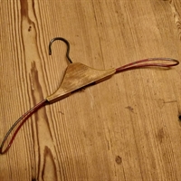 natur-traeboejle-rødt-metal-gammel-kraftig-boejle